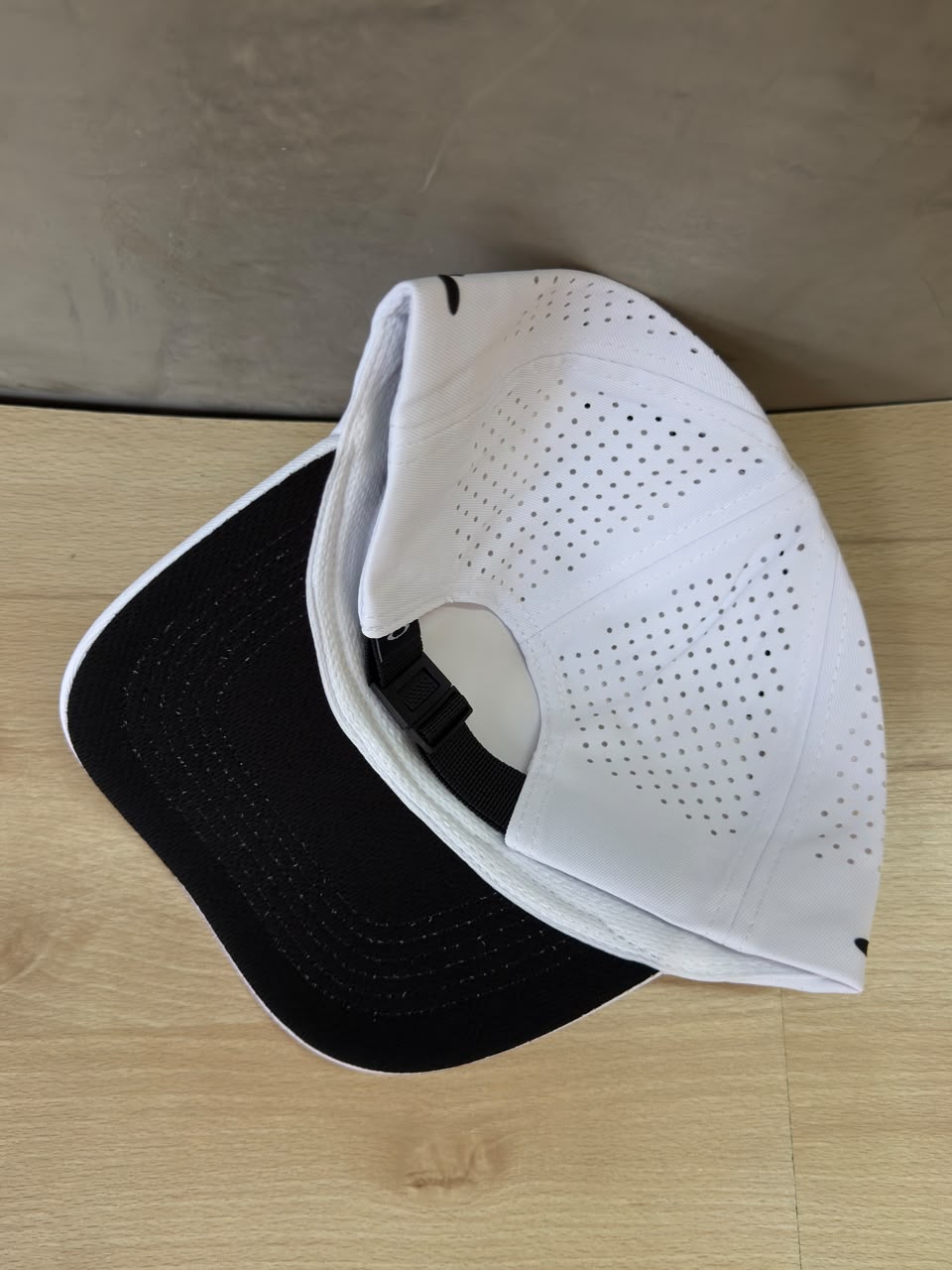 OAKLEY – WHITE BLACK