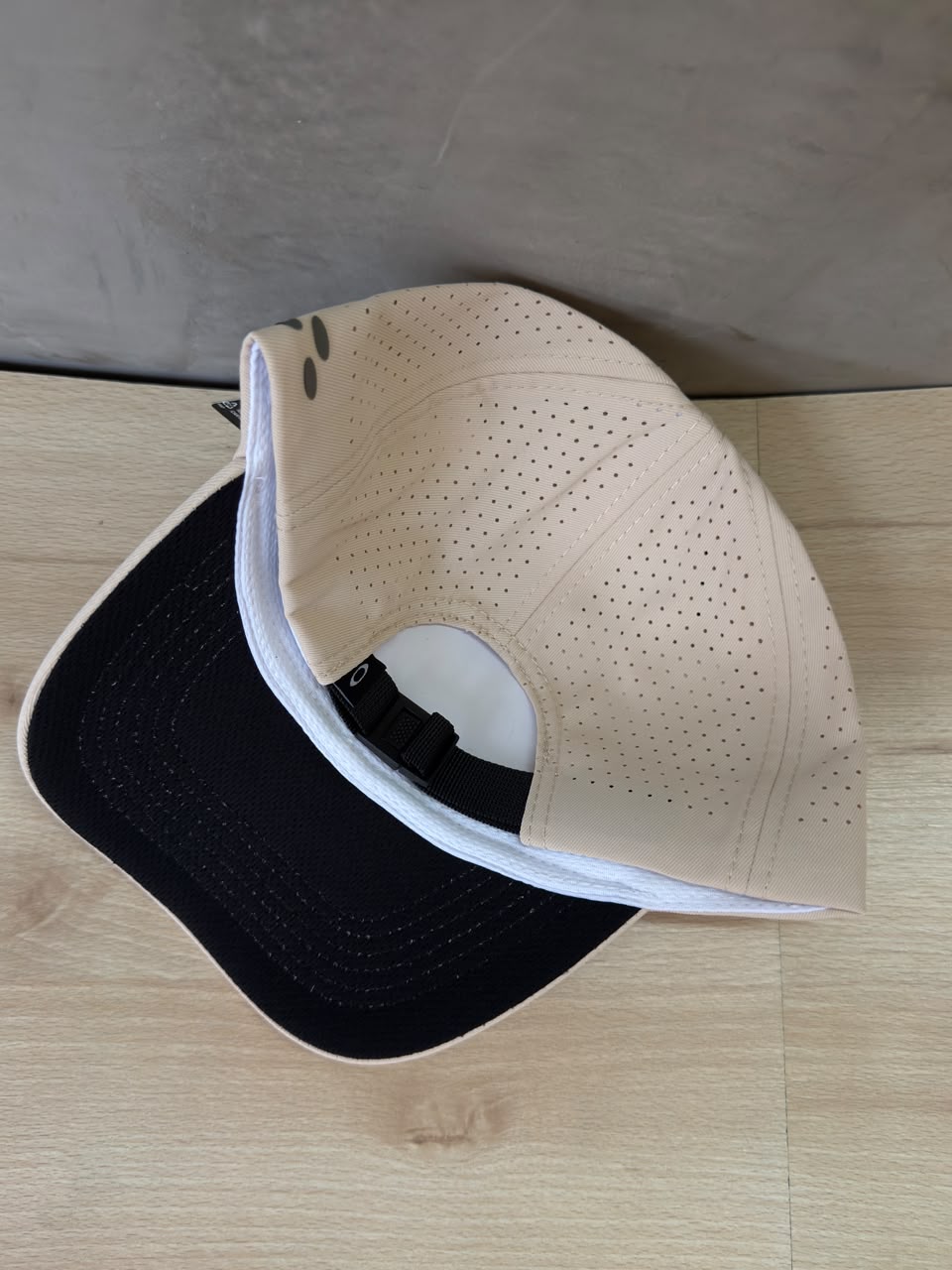 OAKLEY – SAND GREY