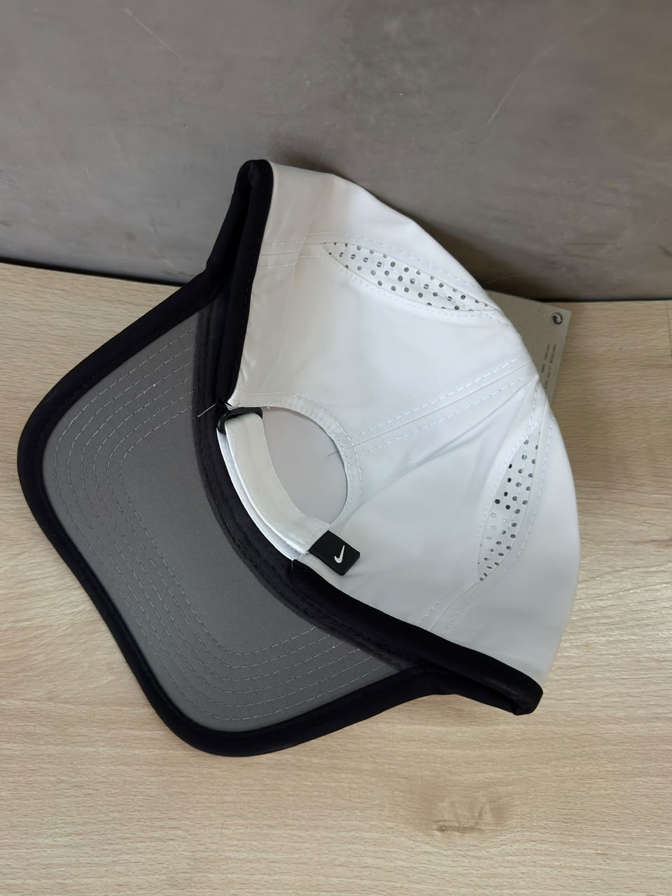 NIKE – WHITE BLACK PERFORMANCE